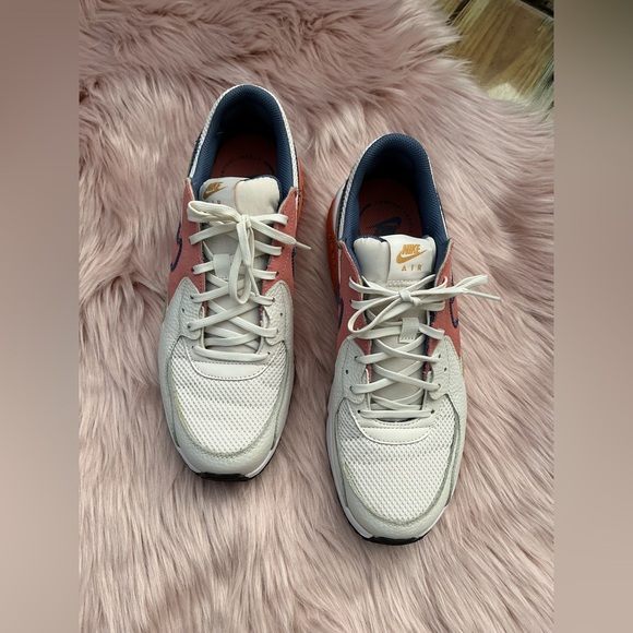 Nike White and Red Athletic Shoes with Air Max Design - Picture 9 of 10